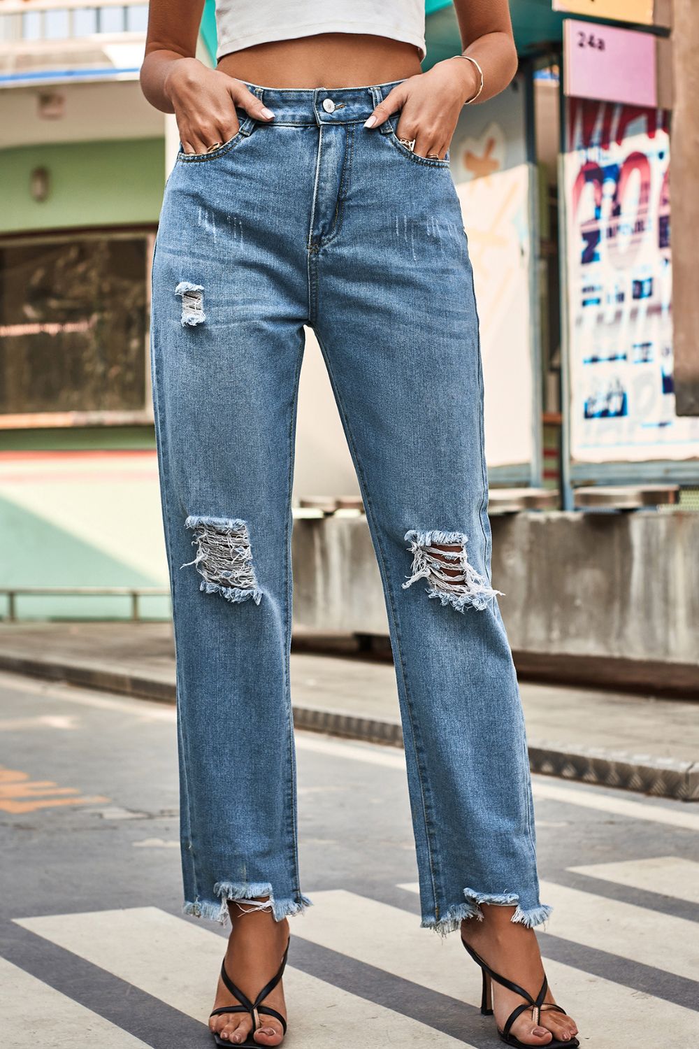 Distressed Buttoned Loose Fit Jeans